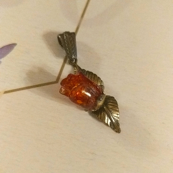 Amber Stone Rose Pendant - Picture 3 of 6